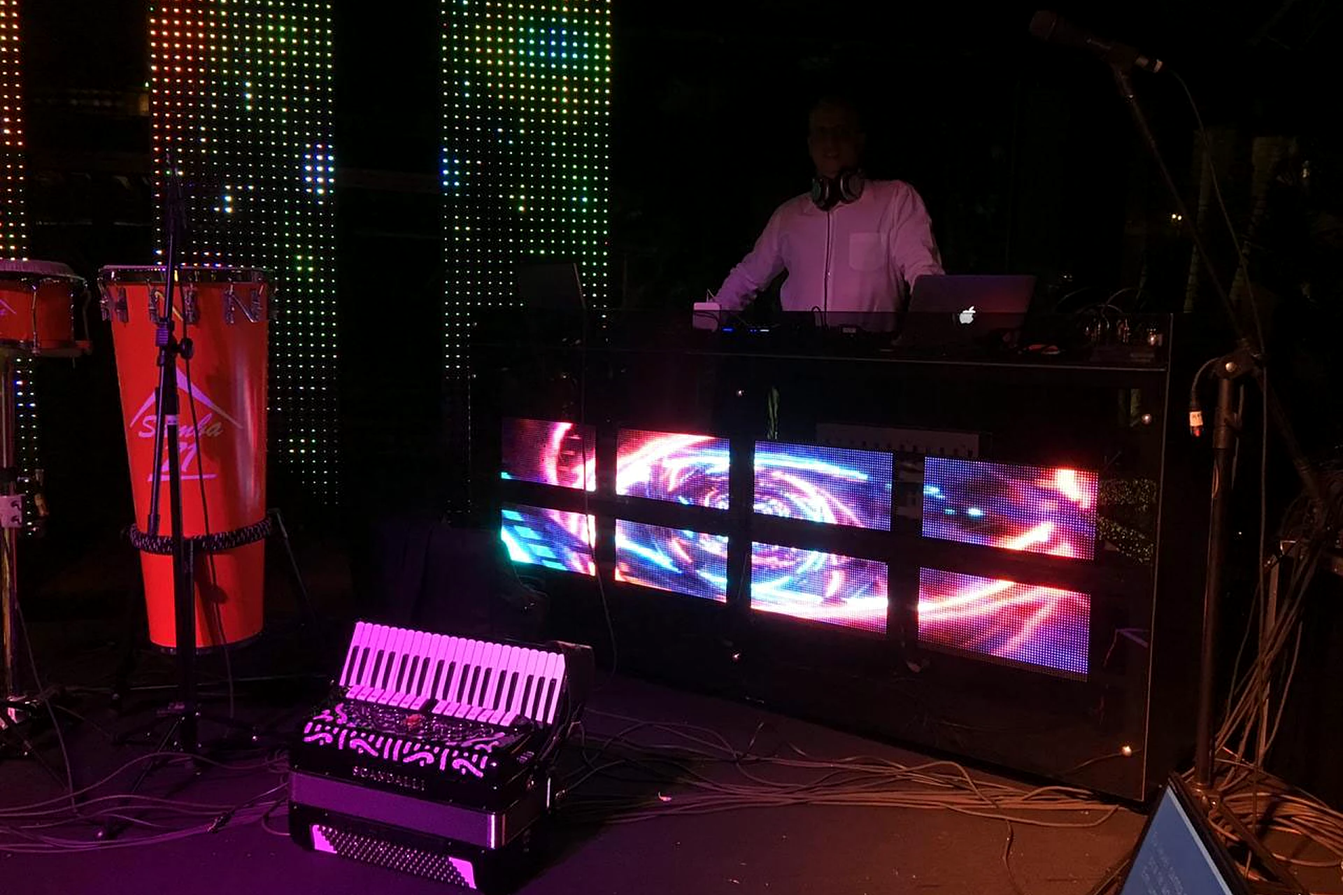 Cabine de DJ com iluminação em festa na Villa do Lago