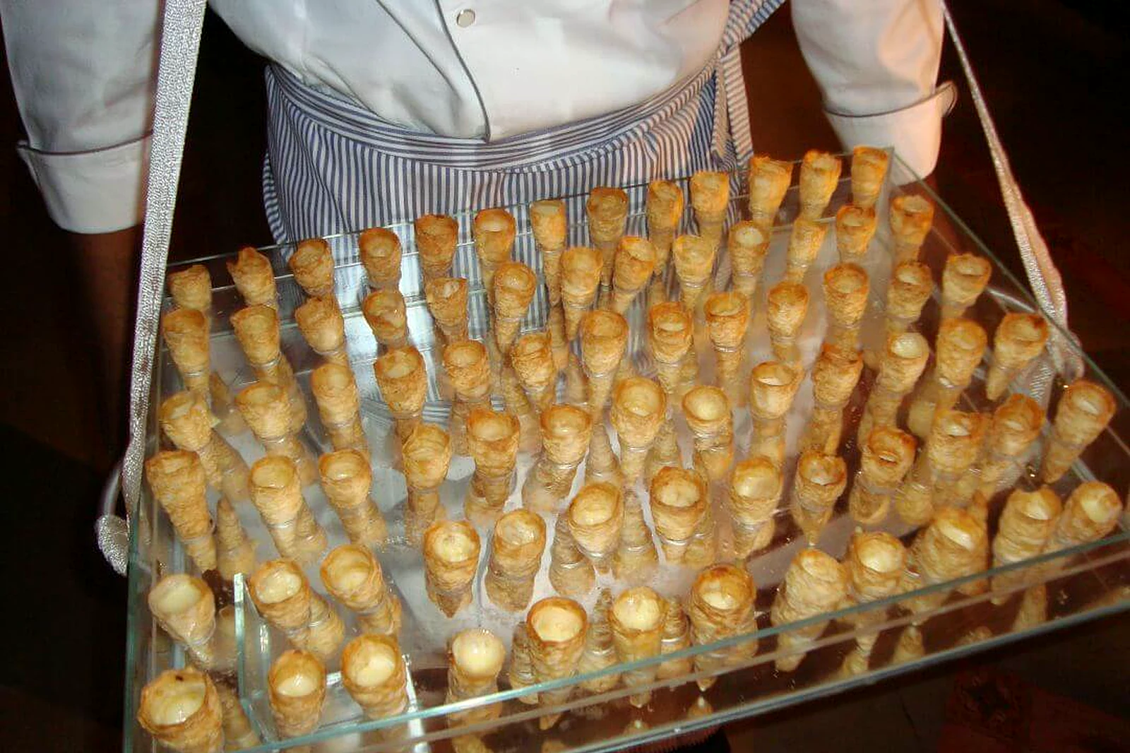 Bandeja de vidro com cones de massa recheados, finger food servido na Villa do Lago
