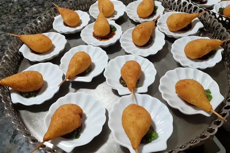 Coxinhas servidas em pratinhos individuais na Villa do Lago