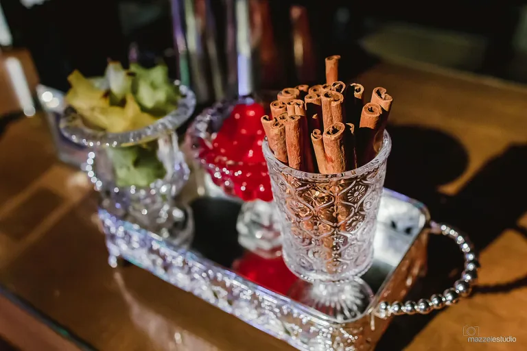 Drinks com frutas vermelhas em copos decorados na Villa do Lago