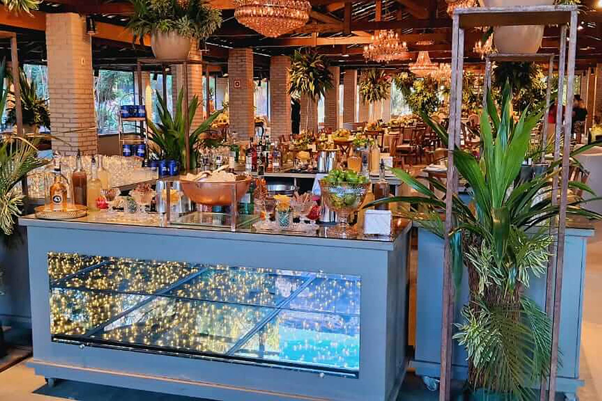 Estação de buffet decorada com plantas e flores na Villa do Lago