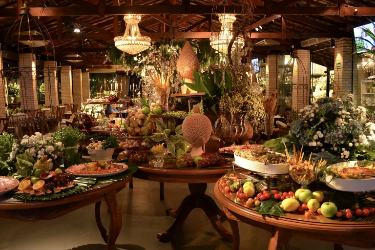 Ilhas de buffet com frutas, frios e pratos montados na Villa do Lago