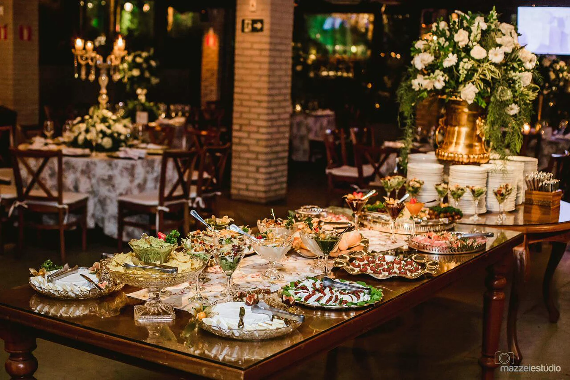 Mesa de frios e antepastos com plaquinhas que identificam cada item na Villa do Lago
