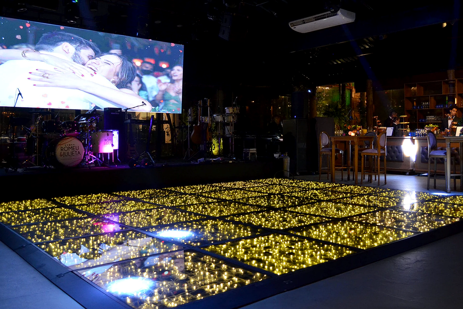 Pista de dança com telão e iluminação de show na Villa do Lago